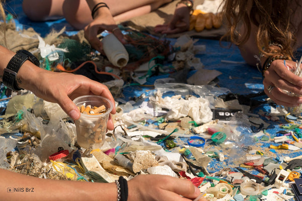 Am Strand gesammelte Plastikabfälle