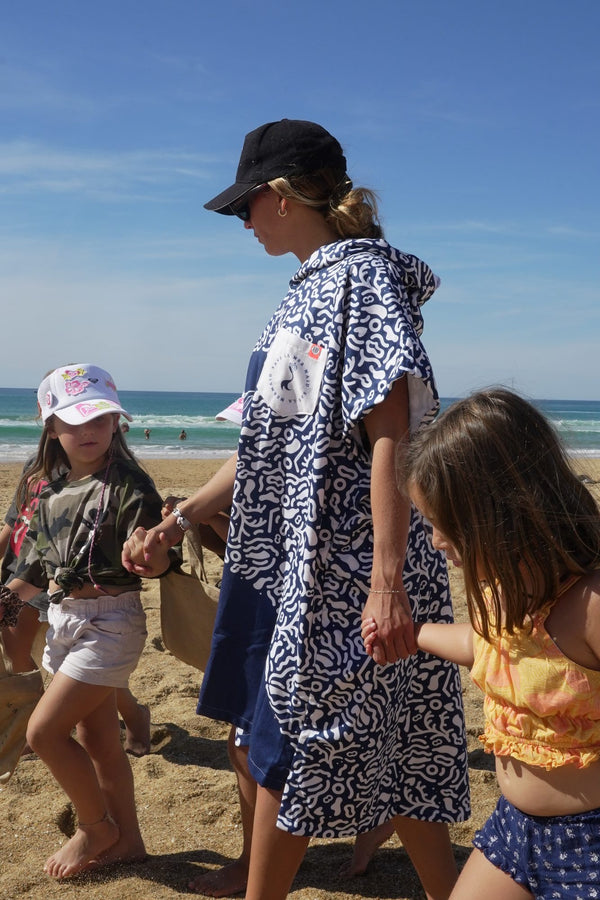 Maud Le Car und Kinder mit Blick auf das Meer