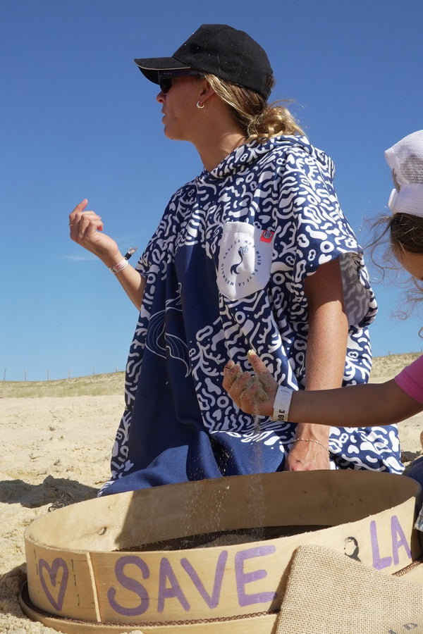 Sieb, das Save La Mermaid zum Sortieren des Sandes verwendet