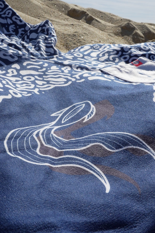 Detailansicht des Musters des Ponchos „Save La Mermaid x After Essentials“